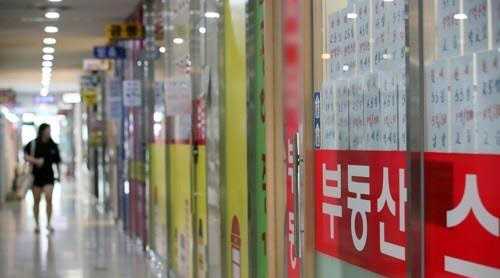 정부가 대출 강화 등 규제의 고삐를 계속해서 죄자, 부동산 임대업을 접는 '큰손'이 늘고 있다. 사진은 공인중개업소 전경.<연합뉴스>